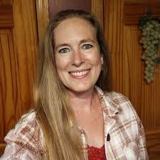 Danielle Toland's Instagram, Twitter & Facebook