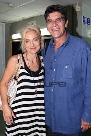 Η ναταλία τσαλίκη πρωταγωνιστεί … σε μια διανομή που συμπληρώνεται από εξαιρετικούς νέους ηθοποιούς, και η κατερίνα ευαγγελάτου σκηνοθετεί τον γυάλινο κόσμο (1943) του τενεσί ουίλιαμς. Natalia Tsalikh Xeirokrothse To Syzygo Ths Sto Hrwdeio