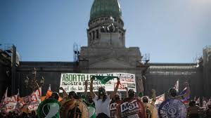 La cámara de diputados argentina debatirá este jueves el proyecto de ley de regulación del acceso a la interrupción voluntaria del embarazo, después de segundo gran intento para legalizar el aborto en argentina. Argentina Anuncia Nuevo Proyecto De Ley Para Legalizar El Aborto