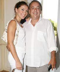 Οι τρεισ γαμοι εχει νυμφευθει τρεισ φορεσ, τη μαρια δημητριαδη, τη φωτεινη γεωργαντα και τη δημητρα ρουμπεση. Den 8a Pistepsete Me Ti Asxoleitai Shmera H Prwhn Syntrofos Toy Andrea Mikroytsikoy Fthis Gr