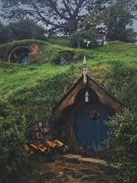 Yönetmen peter jackson'un arazinin özel çayırının yeşiline bayılıp 1999'da yaptırdığı hobbit köyü 2011'de yeni hobbit filmi için yeniden elden geçirilmiş. Yeni Zelanda Gezilecek Yerler Okyanus Yurtdisi Egitim Danismanligi