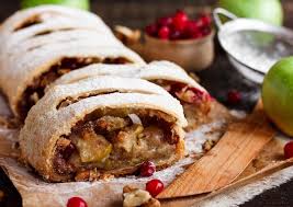 Strudel di mele ricetta originale del trentino alto adige. Strudel Di Mele Ricetta Ed Ingredienti Del Dolce Tipico Del Trentino Alto Adige