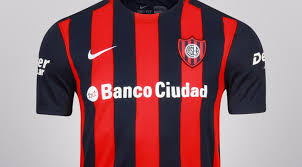 La camiseta del pincharratas tiene sus colores como un reconocimiento al club alumni, el más destacado del momento, quien utilizaba una vestimenta de rayas verticales rojas y blancas. Las 10 Camisetas Mas Lindas De La Decada En El Futbol Argentino Bolavip
