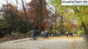 Der englische garten gehört weltweit zu den größten innerstädtischen parks und ist sogar größer als der central park in new york: Herbst Im Englischen Garten Munchen Youtube