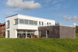 Modernes Idyllisch Gelegenes Einfamilienhaus Im Bauhausstil Mit Grosser Terrasse Und Gemutlichem Garten Von Eco System Hau Bauhausstil Style At Home Haus Stile