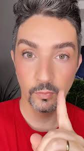 Ponerse la máscara de pestañas es fácil y todo el mundo sabe hacerlo. Pero  yo te enseño una forma de hacerlo para que queden levantadas, separadas y  gruesas , y sin usar rizador. Que te ha parecido? ...