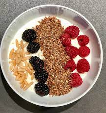 Tatsächlich ist es eine richtige eiweißbombe zum abnehmen! Keto Fruhstuck Griechischer Joghurt Mit Beeren Leinsamen Supermenu