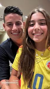 El jugador de la selección Colombia James Rodríguez y su hija Salomé  compartieron una adorable fotografía en redes sociales, demostrando su amor  y complicidad. En la imagen, podemos ver a James y