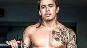 Whindersson tatuou as iniciais do filho, joão miguel, ao lado de uma cruz, em seu rosto. Whindersson Nunes Faz Novas Tatuagens No Rosto Em Homenagem Ao Filho Joao Miguel