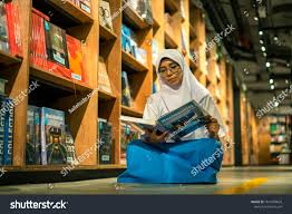 Cyberjaya Malaysia January 2020 Malaysian Secondary School Girl Spending Time Reading In A Bookstore Education Li In 2020 Secondary School School Girl Secondary