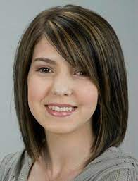 Schulterlange haare von einem hübschen mädchen mit bob frisur mit pony. Schrager Kurzer Pony Neu Haar Stile Haarschnitt Coole Frisuren Haarschnitt Rundes Gesicht