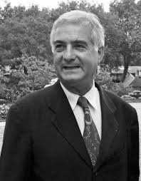 Une équipe française sont libérés par la résistance, mais aussi soupçonner il ya un traître parmi eux. Jean Claude Brialy Wikipedia