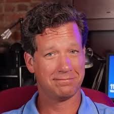 Análisis comparativo entre la foto de perfil antigua y la nueva del infame  encuestador "Mark Mitchell" de Rasmussen Reports : r/YAPms