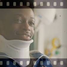 En ces temps de fraîcheur intense un peu partout en France, les deux jeunes  protagonistes de la série Les Bracelets Rouges Medhi et Sarah mettent un  peu de chaleur dans notre lundi : celui qui n'a pas ...