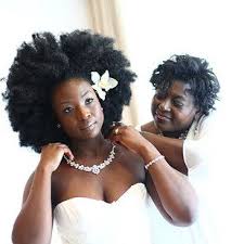The Internet Is In Love With This Bride And Her Bridesmaids Flaunting Their Natural Hair Natural Wedding Hairstyles Natural Hair Wedding Natural Hair Bride