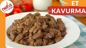 Kuşbaşı dana eti, 2 diş sarımsak, 1 çay kaşığı kekik, 3 yemek kaşığı tereyağı, yarım su bardağı etin kendi suyu, karabiber, tuz. Lokum Gibi Yumusacik Et Kavurma Nasil Yapilir Youtube