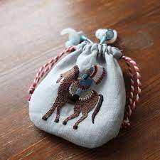 樋口愉美子さん 馬に乗る人 ボタニカルガーデンの布がちょっとだけ余ったので 小さな巾着袋を作って イヤホン入れにしました 樋口愉美子 yumikohiguchi 樋口愉美子の刺繍時間 馬に乗る人 刺繍 embroidery handmade 刺繍 図案 クロスステッチ 図案