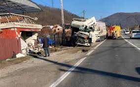 Potrivit isu vâlcea, una dintre persoanele rănite a fost declarat decedat după efectuarea manevrelor de resuscitare de către medicul de pe ambulanţa saj sibiu, a declarat purtătorul de cuvânt al isu. Foto Grav Accident De CirculaÅ£ie Pe Valea Oltului Un Tir A Intrat Intr O CasÄƒ Iar Soferul A Ajuns In ComÄƒ La Spital