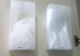 ビニール類 ティシュケース 収納 ティシュボックスにビニール袋を入れ 棚の扉部分に貼り付けて収納しています 使い勝手もよく取り出しもラクです 収納 アイデア 収納 インテリア 収納