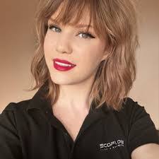 Lorna Wallace's Instagram, Twitter & Facebook