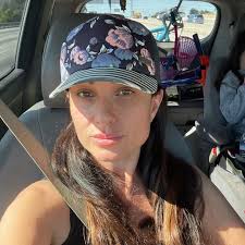 شوهدت إليزابيث هولمز، المدير التنفيذي السابق لثيرانوس، وهي تتمرن في معسكر  السجن الفيدرالي في براين، تكساس. يقضي هولمز حاليًا عقوبة للاحتيال على  المستثمرين في شركتها الناشئة لاختبار الدم. ظهر سقوطها على الشاشة