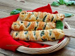 Puff Pastry Ricotta And Spinach Roll I Would Use Pre Made Pastry Sheets 100g 3 5 Oz Ricotta 130g 4 5 Oz Spinach Easy Puff Pastry Recipes Food