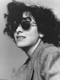 Willem van der Vlugt, vader van Marcel Senior was bollenboer in Sassenheim.  Hij kweekte voornamelijk tulpen, maar deze narcissen en hyacinten moeten  ook van zijn land zijn. De foto's zouden vandaag met