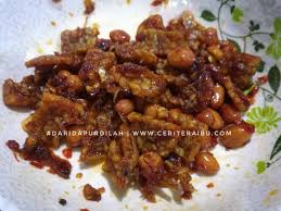 Panaskan minyak di wajan, tumis bawang merah dan bawang putih hingga harum dan warnanya transparant. Resepi Sambal Goreng Tempe Kering Dan Garing Ceritera Ibu