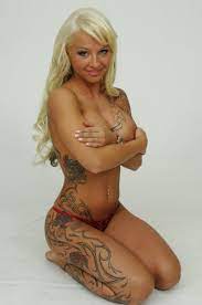Sexy Cora zeigt nackt ihre heißen Tattoos Bild | pics4men.com