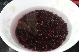 Warna pulut hitam akan bertukar kepada ungu gelap apabila dimasak. Bubur Pulut Hitam Azie Kitchen