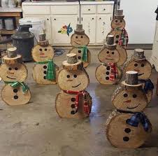 Schneemanner Aus Holz Und Mit Schwarzen Augen Und Schwarzen Knopfen Und Grpnen Und Roten Sc Schneemann Basteln Holz Schneemann Basteln Holz Basteln Weihnachten