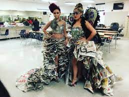 Beberapa model yang memeragakan fashion ramah lingkungan ini pun banyak mengenakan pakaian daur ulang berwarna hijau atau kuning, yang identik dengan tema fashion yang sesuai dengan tema utama gaun daur ulang. 10 Hasil Karya Gaun Daur Ulang Dari Limbah Yang Unik Dan Mencengangkan