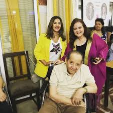 ابوك وهو بالحجر الصحي عند جزمتي فضل يتركك ويترك امك وحتى علاجه ويجي يعيش يتغذى على تراب جزمتي ويموت تحتها ويتدفن تحتها تجي تزوره تكتشف حاطه فوق قبره البوت هذا عشان هذه وصية المرحوم المغفور له باذن جزمتي فما قدامك غير انك تتضرع عند البوت عشان. ÙÙŠØ¯ÙŠÙˆ Ø¯Ù„Ø§Ù„ Ø¹Ø¨Ø¯ Ø§Ù„Ø¹Ø²ÙŠØ² Ø³Ù…ÙŠØ± ØºØ§Ù†Ù… ÙÙ‚Ø¯ Ø§Ù„Ù†Ø·Ù‚ Ø¨Ø¹Ø¯ ÙˆÙØ§Ø© Ø¬ÙˆØ±Ø¬ Ø³ÙŠØ¯Ù‡Ù… ÙˆØ¥Ø¬Ø±Ø§Ø¡Ø§Øª Ù…ÙƒØ§ÙØ­Ø© ÙƒÙˆØ±ÙˆÙ†Ø§ Ù…Ù†Ø¹ØªÙ‡ Ù…Ù† ÙˆØ¯Ø§Ø¹Ù‡ Ù…Ø¬Ù„Ø© Ù‡ÙŠ