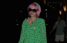 Kamala harris nimmt als erste vizepräsidentin an der pride parade in washington dc teil und kündigt mehr rechte für die community an. Jennifer Lawrence Sie Hat Bereits Ihr Hochzeitskleid