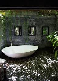 Des Plantes Pierre Pour Donner Un Cote Zen Bains En Plein Air Baignoire Salles De Bains Exterieures