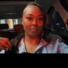 Leslie Iles's Instagram, Twitter & Facebook