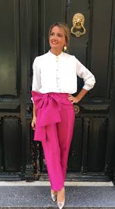 De manera que puedas tener la variedad de camisetas que quieras en tu armario. Pinktrousersoutfit Styleinspiration Colourcombinations Vestidos De Fiesta Madrid Ropa De Moda Pantalones De Fiesta