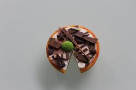 French Pastry 1 12 Dolhouse Food Tarte Au Chocolat Blanc Et Copeaux Noirs French Pastries Pastry Food