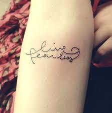 30 Ideas De Letras Para Tatuajes De Hombre Mujer Significado Elegir las letras para tatuajes correctas es tan importante como elegir el diseno correcto para tu tatuaje. 30 ideas de letras para tatuajes de