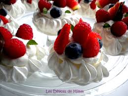 Mini Pavlovas Aux Fruits Rouges Chantilly Au Limoncello Les Delices De Mimm Delicieux Desserts Pavlova Mini Desserts