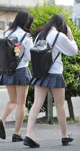 JK街撮りエロ画像】制服姿の女子校生がスカートから艶めかしい美脚を惜しみなく露出してるｗｗｗ 