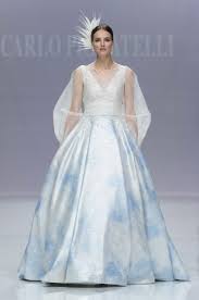 Matrimonio civile, burocrazia e documenti necessari. L Abito Da Sposa Per Un Matrimonio Civile Dal Bianco Ai Colori Pastello Ma Anche Stampe E Tinte Accese Moda D It Repubblica