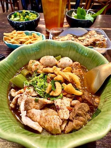 ก๋วยเตี๋ยวเรือ กับ ก๋วยเตี๋ยวน้ำตก ต่างกันยังไงฮะ