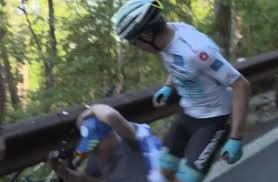 Vuelta a españa 2021 | lo que se sabe del polémico abandono de superman lópez: Superman Lopez Smacks Giro Fan That Made Him Crash Canadian Cycling Magazine
