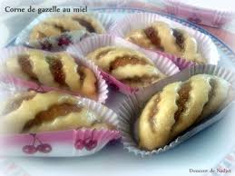 Cornes De Gazelle Au Miel Corne De Gazelle Dessert Marocain Gateau Oriental Sans Cuisson