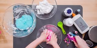 Alternatif dari boraks yakni menggunakan lem povinal. Cara Membuat Slime Dengan Dua Bahan Dan Mudah Yang Bisa Dipraktikkan Untuk Anak Di Rumah Diadona Id