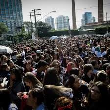 Maybe you would like to learn more about one of these? Fotos Fas Aguardam Comeco Do Show Do Bts No Allianz Parque Em Sao Paulo 25 05 2019 Uol Entretenimento