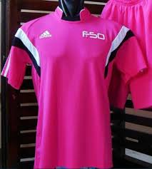 Meskipun warna pink identik dengan perempuan akan tetapi banyak juga kaum pria yang menyukai warna ini terutama pada kaos polos.baju baju dengan warna pink akan terlihat sangat dan juga cantik. 19 Contoh Gambar Desain Jersey Futsal Warna Pink Terbaik Gambar Kaos Jersey
