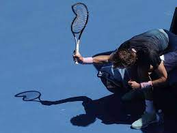 Tennisfans können in diesem jahr ein signiertes racket von alexander zverev erwerben. Australian Open 2019 Alexander Zverev Zertrummert Aus Wut Uber Aus Seinen Schlager