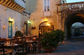 Negozi e imprese a centro. Ristorante Locanda Arcu Te Pratu Ristorante Tipico A Lecce Con Tavoli All Aperto